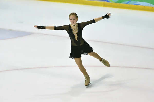 Orenburg Russland März 2018 Mädchen Tritt Eiskunstlauf Bei Wettkämpfen Dorf — Stockfoto