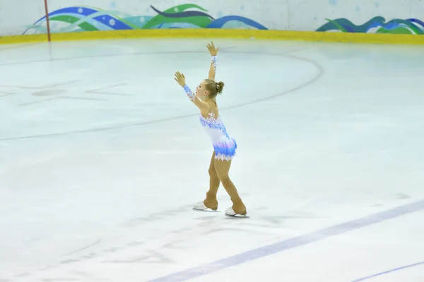 Orenburg Russland März 2018 Mädchen Tritt Eiskunstlauf Bei Wettkämpfen Dorf — Stockfoto