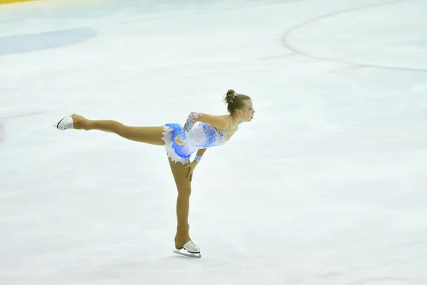 Orenburg Russland März 2018 Mädchen Tritt Eiskunstlauf Bei Wettkämpfen Dorf — Stockfoto