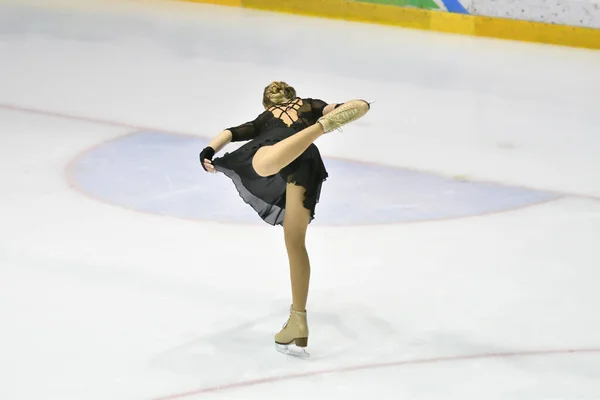 Chica Patinador Artístico Rueda Una Pista Patinaje Con Hielo Artificial —  Fotos de Stock