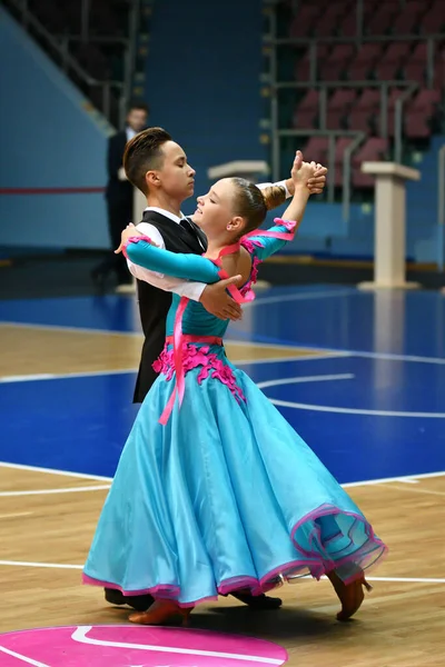 Orenburg Russia November 2019 Κορίτσι Και Αγόρι Χορεύουν Στα Ανοικτά — Φωτογραφία Αρχείου