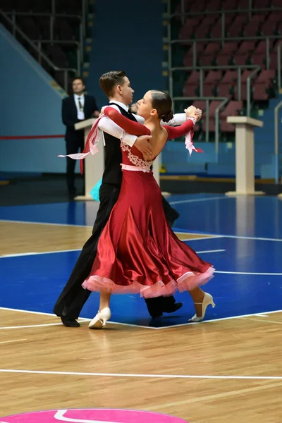 2019年11月2日至3日 俄罗斯奥伦堡 在奥伦堡市的公开锦标赛和舞蹈比赛杯上跳舞的男女儿童 — 图库照片