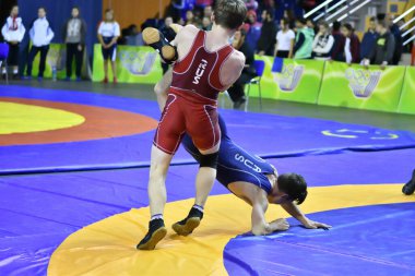 Orenburg, Rusya - 25-26 Ekim 2017: Erkekler, Orenburg Bölgesi Valisinin ödülleri için düzenlenen Rusya Turnuvası 'nda spor güreşinde yarışıyor 