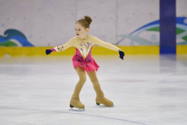 Orenburg, Rusya - 31 Mart 2018: Kız Rostoshi köyündeki artistik patinajda yarışıyor.