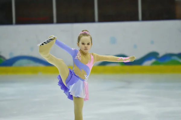 Orenburg Russia March 2018 Girl Competes Figure Skating Competitions Village — Stock Photo, Image