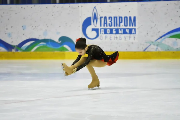Orenburg Rússia Março 2018 Garota Compete Patinação Artística Competições Aldeia — Fotografia de Stock
