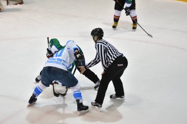 Orenburg, Rusya - 5 Nisan 2017: Erkekler turnuvada çamaşır makinesiyle hokey oynarlar 