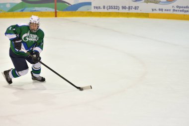 Orenburg, Rusya - 5 Nisan 2017: Erkekler turnuvada çamaşır makinesiyle hokey oynarlar 