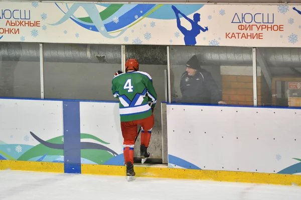 Orenburg Rosja Kwietnia 2017 Mężczyźni Grają Hokeja Spryskiwaczem Turnieju Challenge — Zdjęcie stockowe