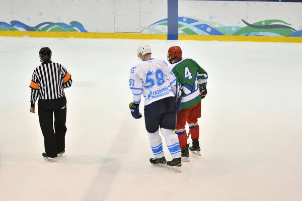 Orenburg Rusia Abril 2017 Los Hombres Juegan Hockey Con Una —  Fotos de Stock