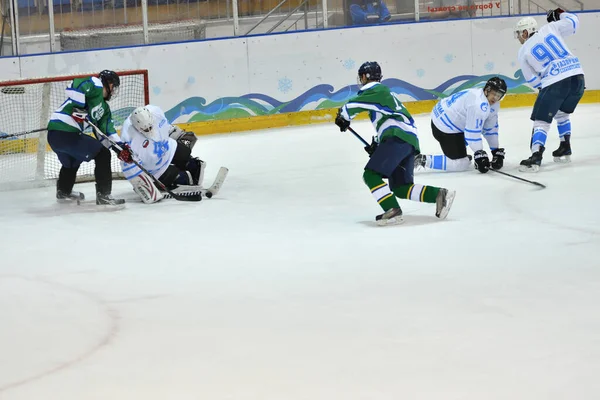 Orenburg Rusland April 2017 Mannen Spelen Hockey Met Een Wasmachine — Stockfoto