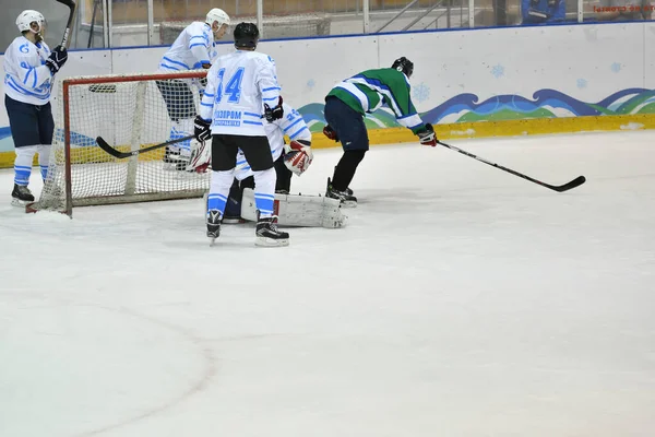 Orenburg Rusia Abril 2017 Los Hombres Juegan Hockey Con Una —  Fotos de Stock