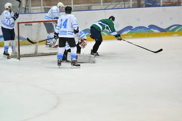 Orenburg Rusland April 2017 Mannen Spelen Hockey Met Een Wasmachine — Stockfoto