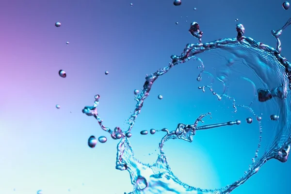 Salpicadura Líquido Agua Clara Sobre Fondo Azul —  Fotos de Stock