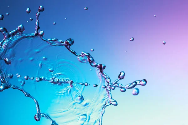 Salpicadura Líquido Agua Clara Sobre Fondo Rojo Azul —  Fotos de Stock