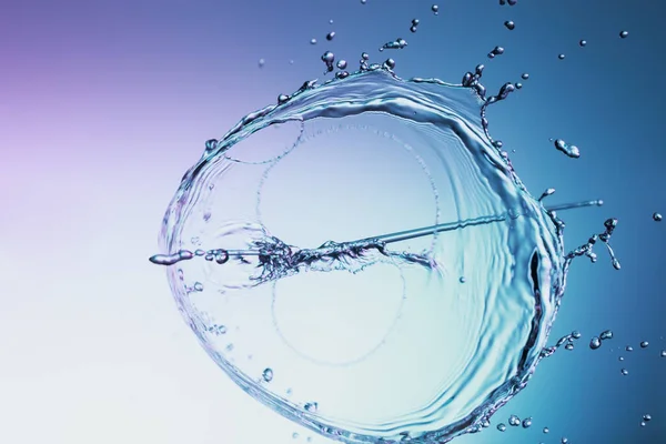 Salpicadura Líquido Agua Clara Sobre Fondo Azul —  Fotos de Stock