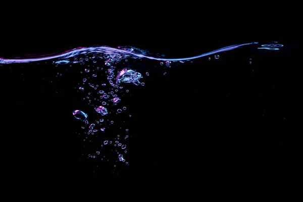 Чистая Поверхность Воды Рябью Пузырьками Красном Синем Свете Черном Фоне — стоковое фото