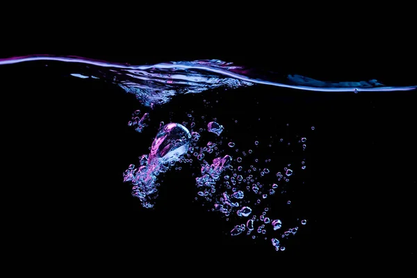 Чистая Поверхность Воды Рябью Пузырьками Красном Синем Свете Черном Фоне — стоковое фото