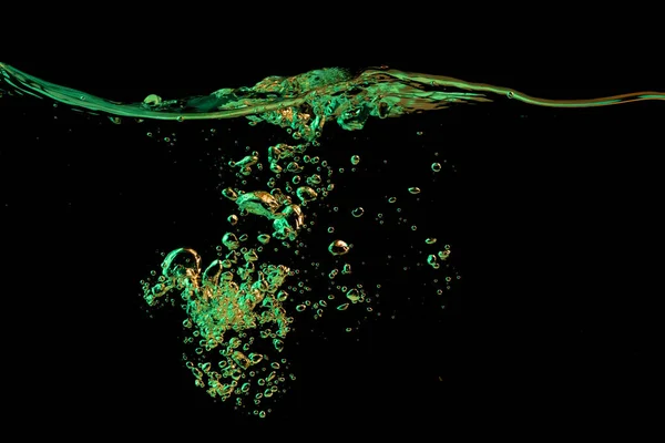 Чистая Поверхность Воды Рябью Пузырьками Зеленом Желтом Свете Черном Фоне — стоковое фото