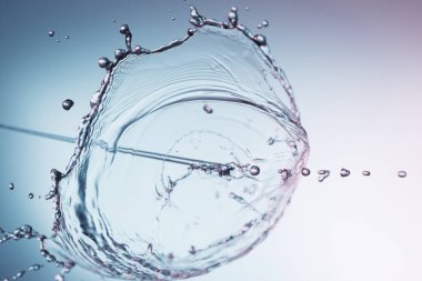 Mavi arka planda berrak su sıçraması