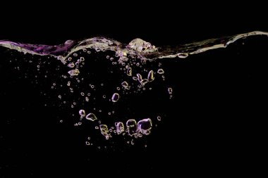 Açık su yüzeyi, dalgalanma ve kabarcıklar ile sarı ve mor ışıkta siyah doğa arka planında