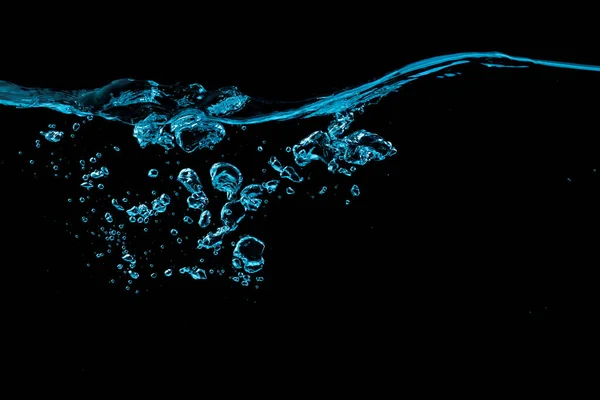 清澈的水面 有波纹和蓝色光的气泡 背景是黑色的 — 图库照片