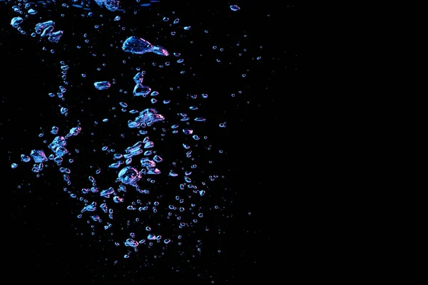 Сплеск Бульбашки Прозорій Прозорій Водяній Рідині Червоному Синьому Світлі Чорному — стокове фото