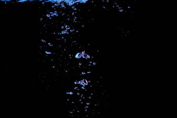 Пузырь Плескается Прозрачной Прозрачной Жидкости Воды Красном Синем Свете Черном — стоковое фото