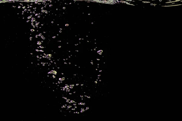 Всплеск Пузыря Прозрачной Прозрачной Жидкости Воды Желтом Фиолетовом Свете Черном — стоковое фото