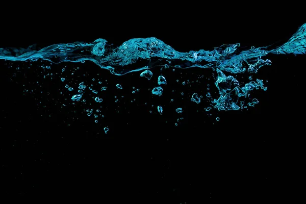 Чистая Поверхность Воды Рябью Пузырьками Синем Свете Черном Фоне Природы — стоковое фото