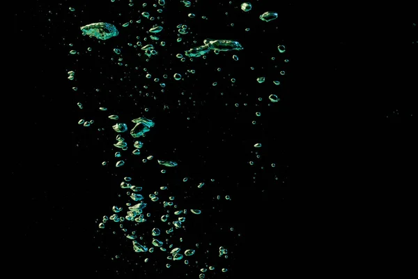 Пузырь Плескается Прозрачной Прозрачной Воде Желтый Синий Свет Черном Фоне — стоковое фото