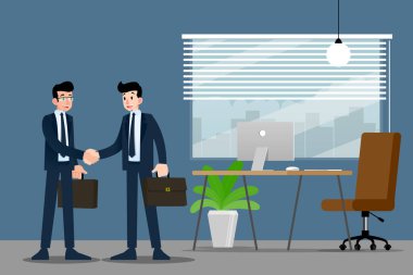 İki iş adamı iş birliği için el sıkışıyor ve ofiste bir anlaşma yapıyorlar..