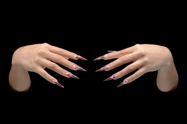 Närbild av handen av ung kvinna lång nail-art manikyr på naglarna — Stockfoto