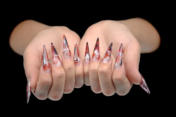 Närbild av handen av ung kvinna lång nail-art manikyr på naglarna — Stockfoto