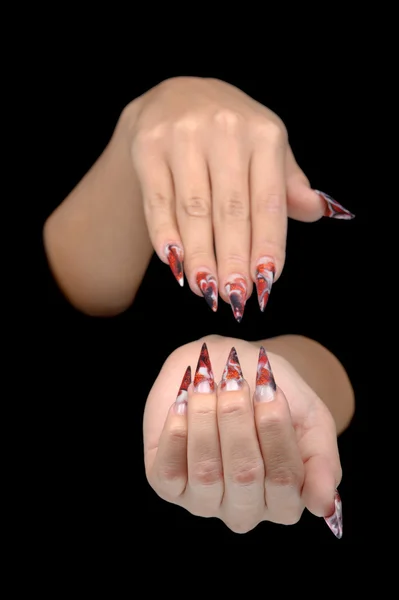 Close-up van de hand van jonge vrouw lange nagel-kunst manicure op nagels — Stockfoto