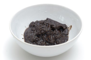 kabın içinde rendelenmiş champignon