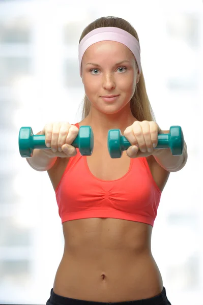 Imagen de mujer rubia sonriente con barra en la mano — Foto de Stock