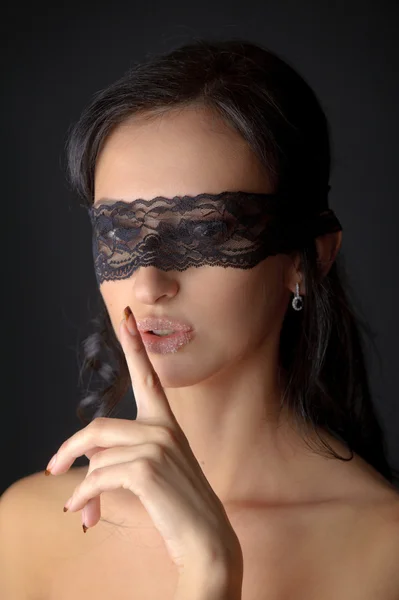 Портрет молодої привабливої жінки з цукром на губах, що тримає палець біля губ — стокове фото