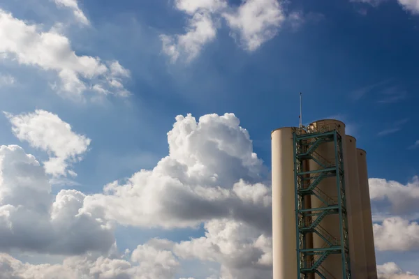 Silos silosy na błękitne niebo — Zdjęcie stockowe