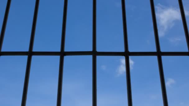 Barres de prison et ciel bleu 