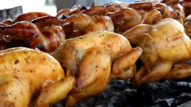 Rolling grilled chicken — Stock Video
