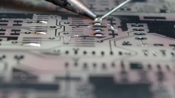Soldering components on a circuit board — 图库视频影像