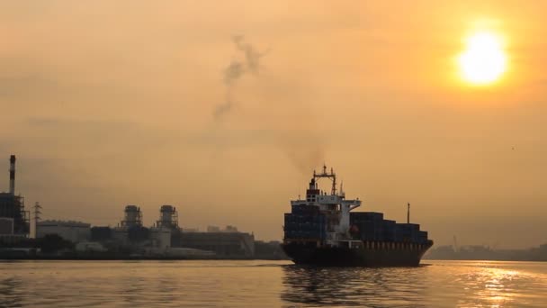 Vrachtschip bij zonsondergang — Stockvideo