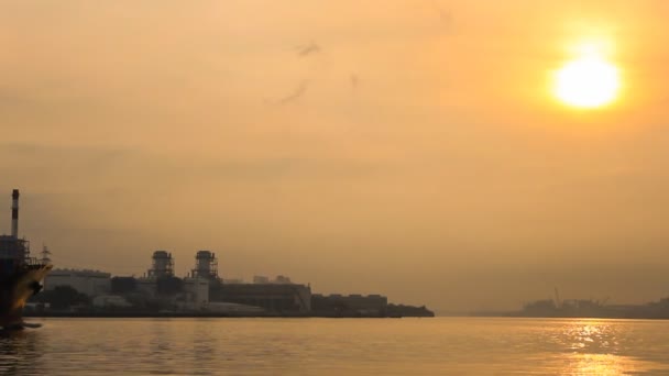 Statek towarowy o zachodzie słońca — Wideo stockowe