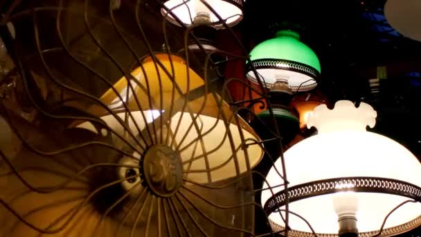 Oude ventilator en lamp op antiekmarkt — Stockvideo