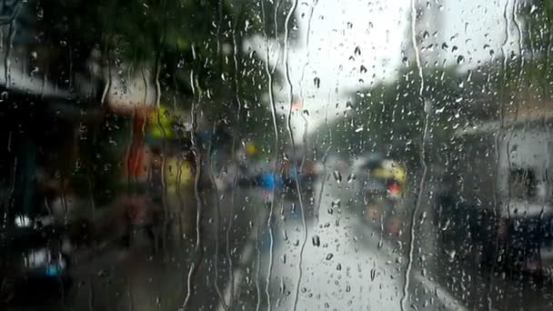 Dešťové kapky pohybující se přes přední sklo na autě — Stock video
