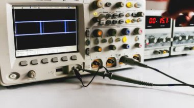 elektrik sinyalleri bir osiloskop ekranında görüntülenen