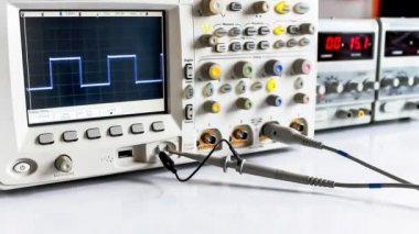 elektrik sinyalleri bir osiloskop ekranında görüntülenen