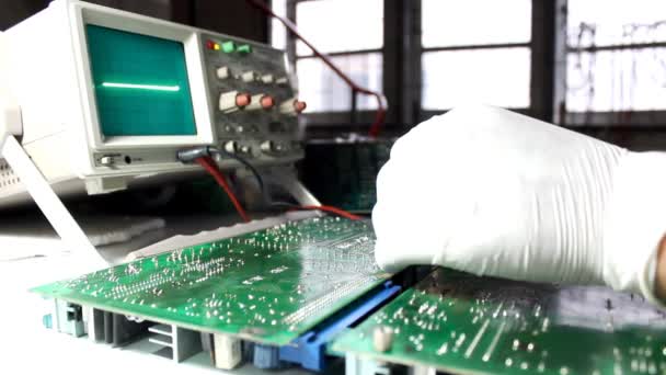 Ein Schuss eines Labortechnikers bei der Arbeit — Stockvideo