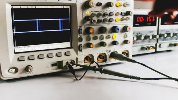 Electrical signals displayed on the screen of an oscilloscope — Stock Video